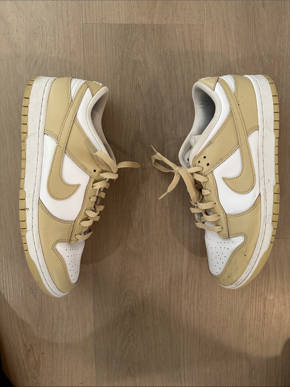 Nike Low-Top Sneakers Beige and White